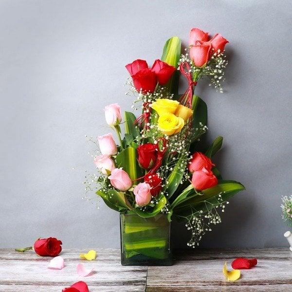 18 Mixed Roses in Glass Vase Flower Gift | OyeGifts