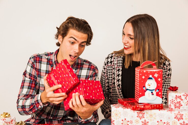 couple-with-gifts