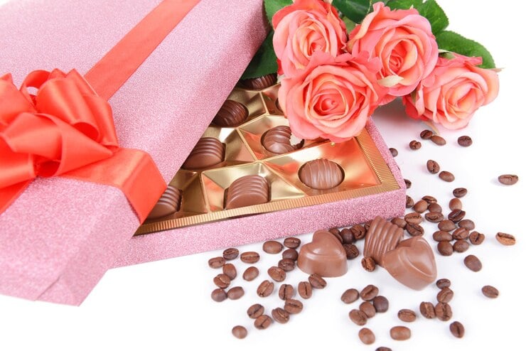 Flowers And Chocolates Combo||||||Pink Rose Bouquet With Apples And Ferrero Rocher||||||