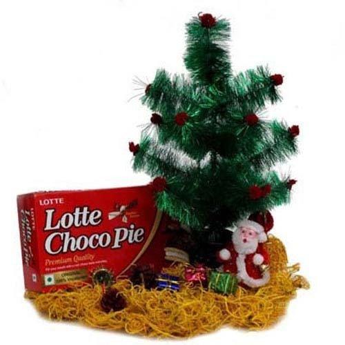 Christmas tree with Lotte Choco Pie box and Santa figurine, festive gift set