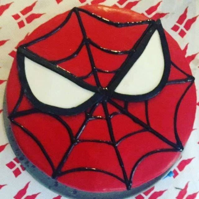 Round Spider Man cake